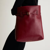 Tote du Jour Burgundy Soft with a model